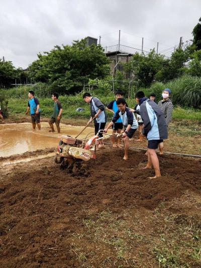 士林社大-協助社區中學(蘭雅國中)農場體驗：踩田、整地